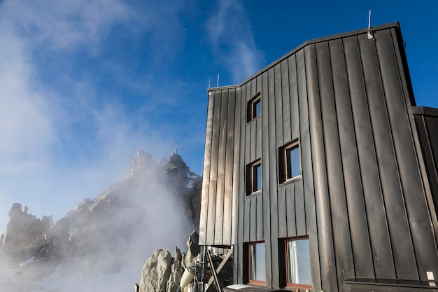 Teil Cosmique Zuflucht und Blick auf Aiguille du Midi im Nebel und Wolken in den französischen Alpen Chamonix MontBlanc Frankreich