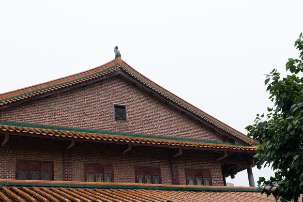 Teil der chinesischen traditionellen buddhistischen Architektur im Regen