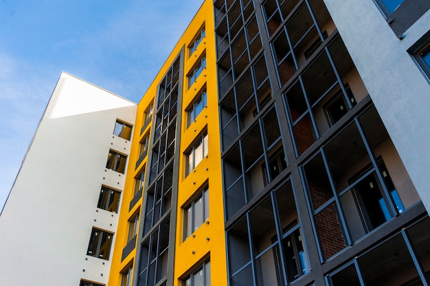 Teil der Fassade eines neuen gelben modernen Gebäudes