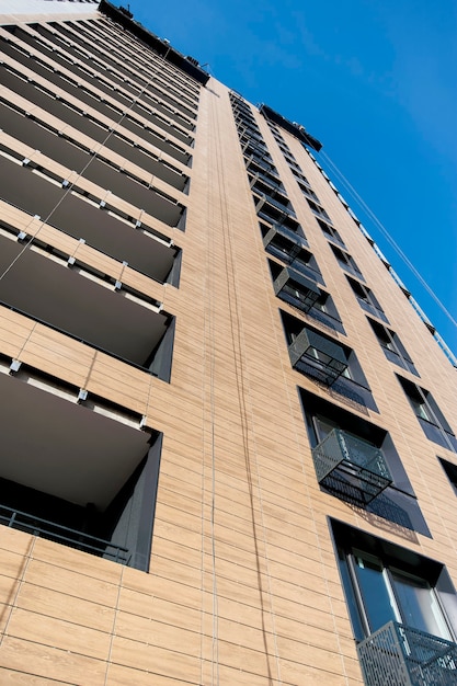 Teil der modernen Fassade eines im Bau befindlichen Gebäudes mit Panoramafenstern