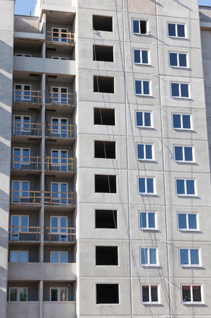 Teil der Wand eines mehrstöckigen Betonblocks während des Baus,