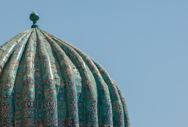 Teil des Daches der Kuppel mit Fliesen im alten asiatischen Stil Architektur des mittelalterlichen Zentralasiens