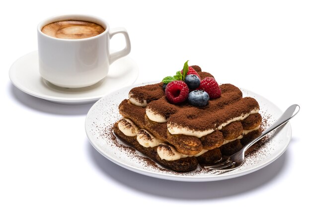 Teil des klassischen Tiramisu-Desserts mit Beeren auf einem Keramikteller