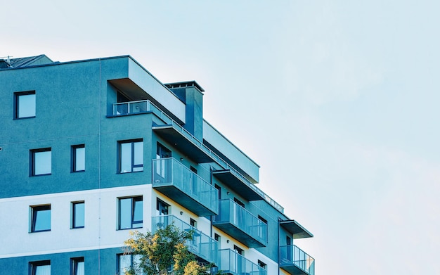 Teil des modernen Wohnwohnungsgebäudes außen. Detail des neuen Luxushauses und des Wohnkomplexes. Fragment von City Real Estate Property und Eigentumswohnungsarchitektur. Platz kopieren. Blauer Himmel