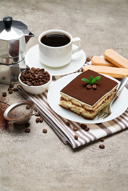 Teil des traditionellen italienischen Tiramisu-Desserts und der Savoiardi-Kekse auf grauem Betontisch