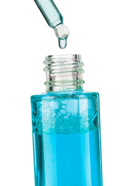 Teil einer Flasche mit blauem Kosmetikserum