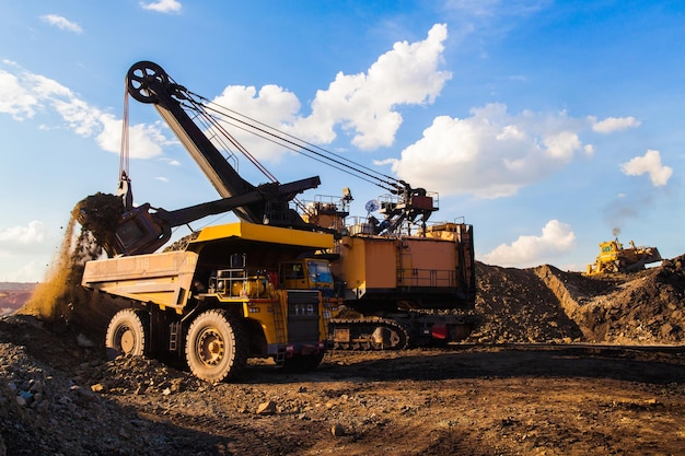 Teil einer Grube mit dem großen Bergbau-LKW-Arbeiten