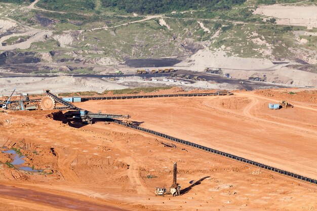 Teil einer Grube mit dem großen Bergbau-LKW-Arbeiten