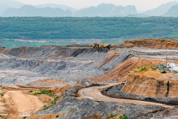 Teil einer Grube mit dem großen Bergbau-LKW-Arbeiten