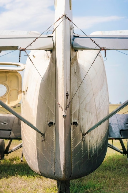 Teil einer kleinen blau-weißen Flugzeugrückansicht