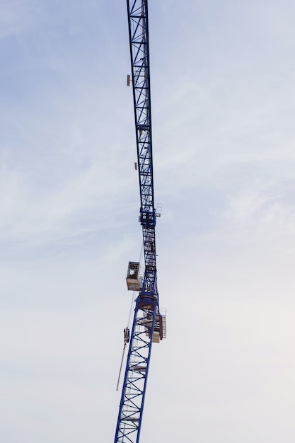 Teil eines Bauturmkrans gegen den blauen Himmel