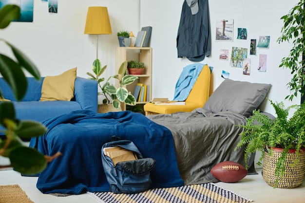 Teil eines geräumigen Schlafzimmers oder Wohnzimmers mit Doppelbett und Couch