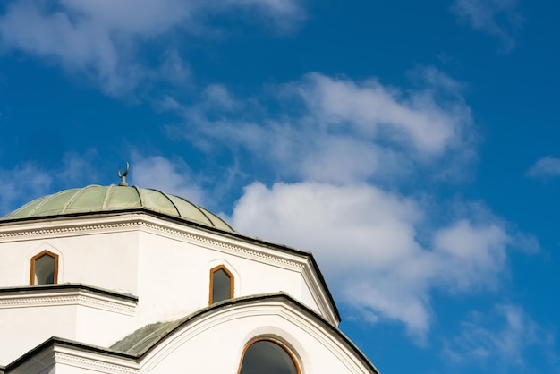 Teil eines wunderschönen Gebäudes mit einer grünen Kuppel gegen den blauen Himmel