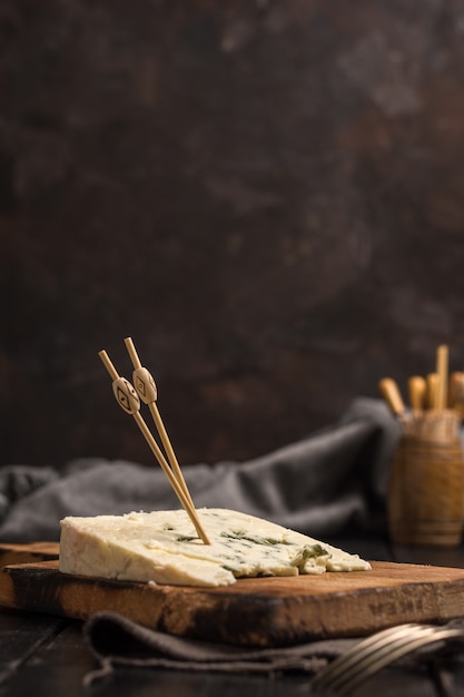 Teil Käse Roquefort an einem Tisch rustikal.