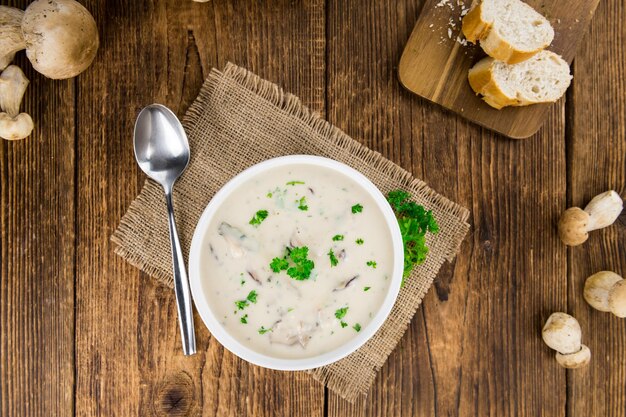 Teil selektiver Fokus der Porcini-Suppe