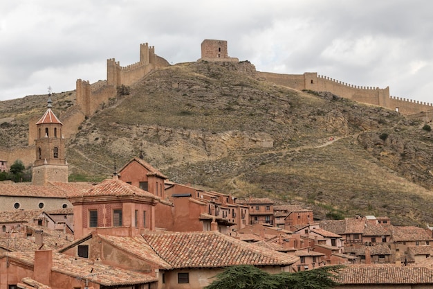 Teilansicht von Albarracin mit der Mauer im Hintergrund Teruel Spanien Aragon