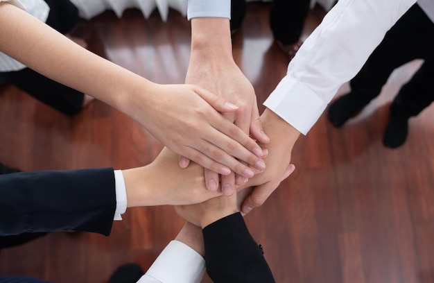 Teilansicht von oben, verbinden Stapel und bilden einen Kreis als Symbol der Harmonie im Büro