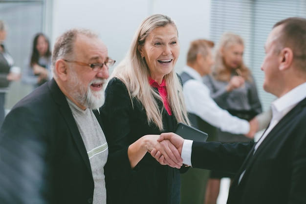 Teilnehmer des Business-Seminars begrüßen sich