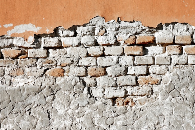 Teilweise beschädigte alte Backsteinmauer