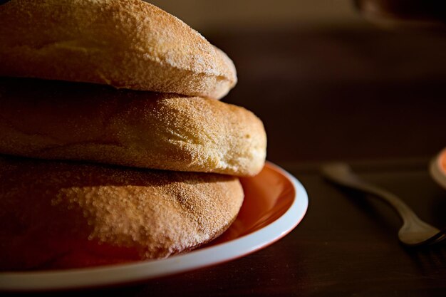 Foto teilweise sicht auf frisch gebackenes vollkornbrot auf einer keramikplatte nahaufnahme von lebensmitteln für werbung und food-blogs