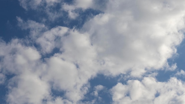 Teilweise Wolken am Himmel