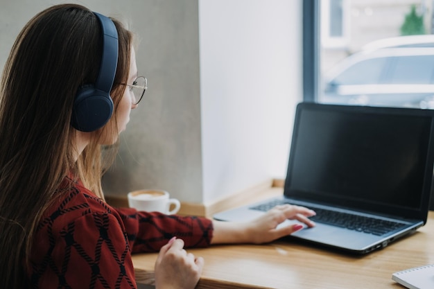 Teilzeitgeschäft Teilzeitjob oder Nebenbeschäftigung Konzept junge selbstbewusste Studentin im Headset