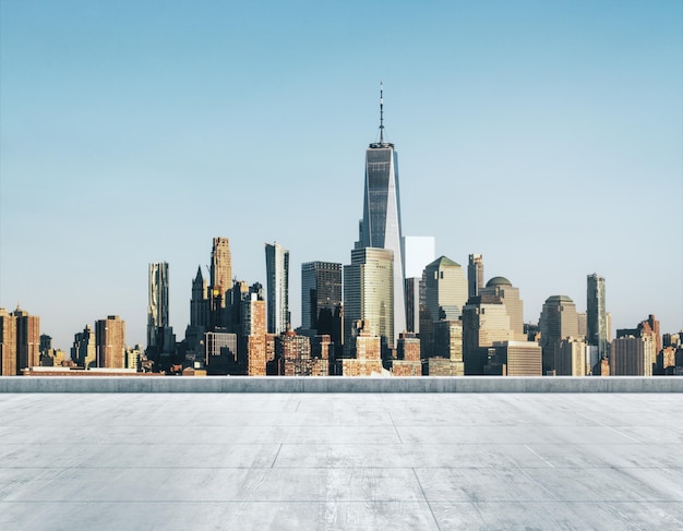 Tejado sucio de hormigón vacío en el fondo de un hermoso horizonte de la ciudad de Nueva York en la maqueta de la mañana