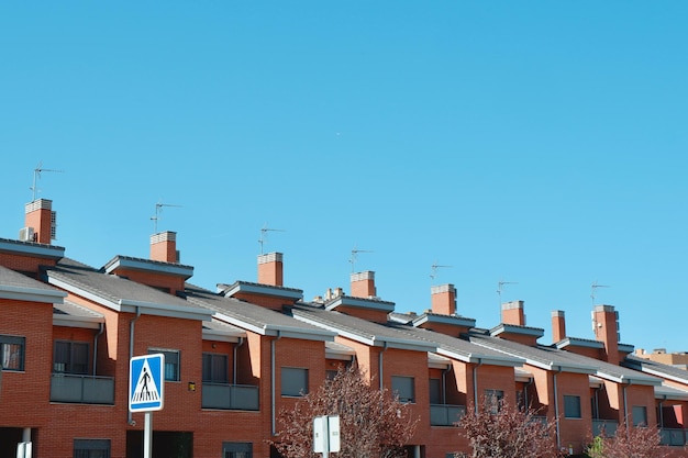 Tejados de casas en barrio suburbano Ensanche de Vallecas en Madrid España