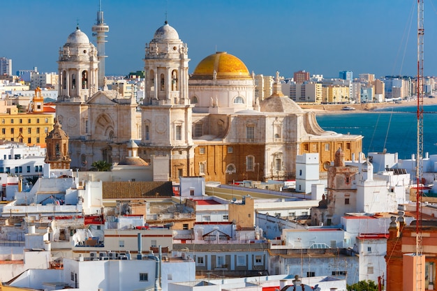 Tejados y Catedral de Cádiz, Andalucía, España.