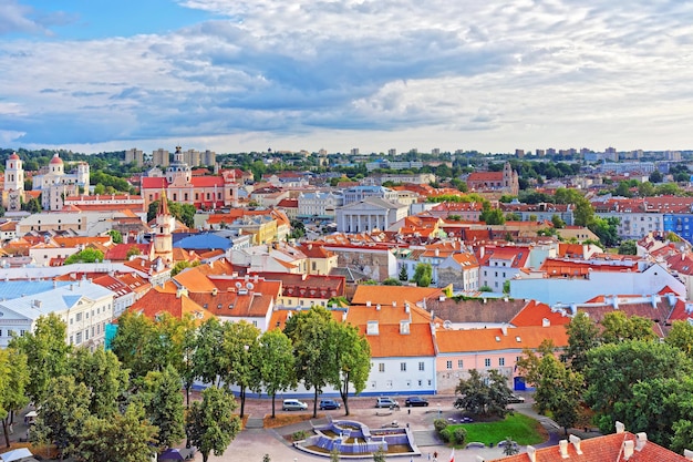 Tejados de la ciudad vieja y del ayuntamiento en Vilnius Lituania