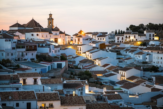 Tejados y paisaje urbano iluminado de AntequeraEspaña