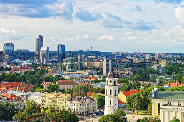 Tejados en la plaza de la catedral y el distrito financiero en el casco antiguo de Vilnius, Lituania