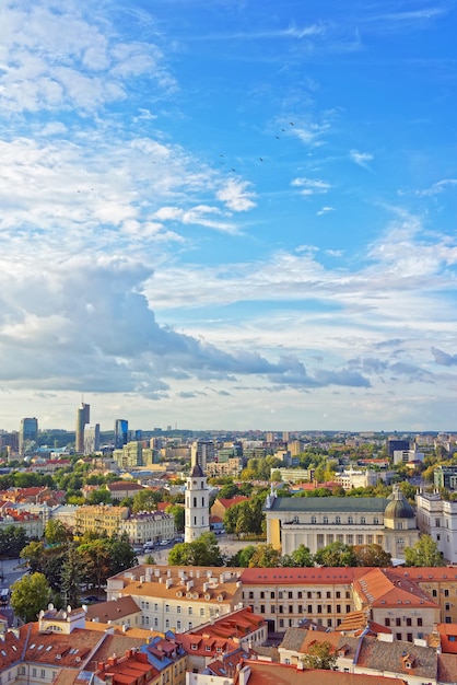 Los tejados de la plaza de la catedral y el distrito financiero en el casco antiguo de Vilnius, Lituania