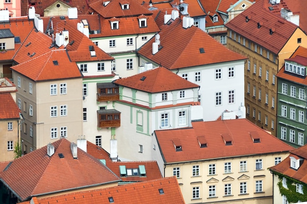 Tejados de tejas rojas de las casas en la ciudad vieja hermosa