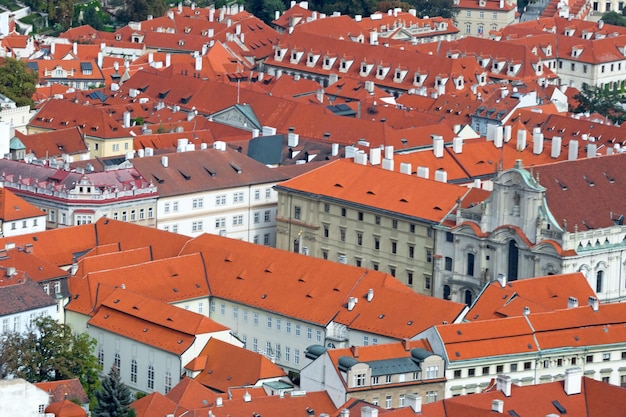 Tejados de tejas rojas de las casas en la ciudad vieja hermosa