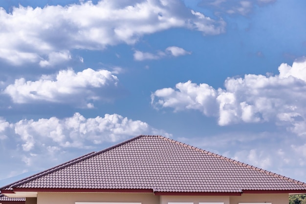 Tejas de cerámica en la casa con cielo azul