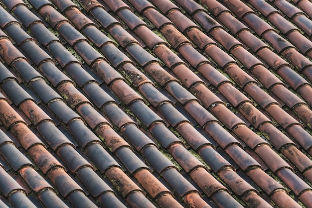 Tejas de terracota formando un patrón diagonal