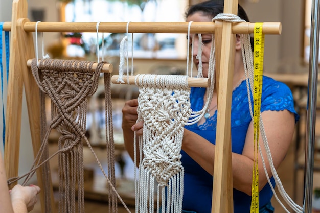 Un tejedor profesional haciendo macrame en un taller de bordado