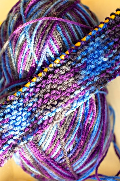 Tejer en agujas de tejer de madera de violeta azul púrpura hilo closeup Hobby casera