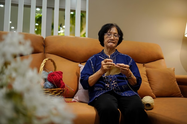 Tejer a mano con ganchillo de la tercera edad Es un hobby en la jubilación