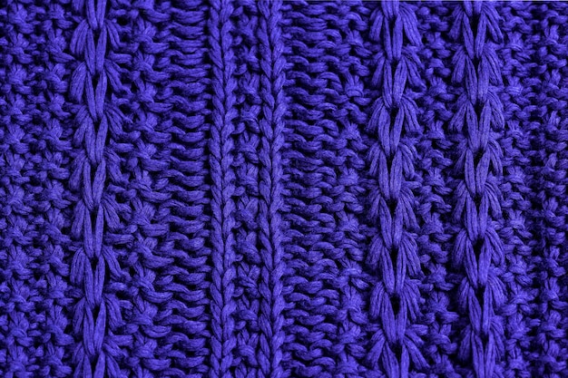 Foto tejer textura de tejido de punto de algodón morado con patrón de cable como fondo.