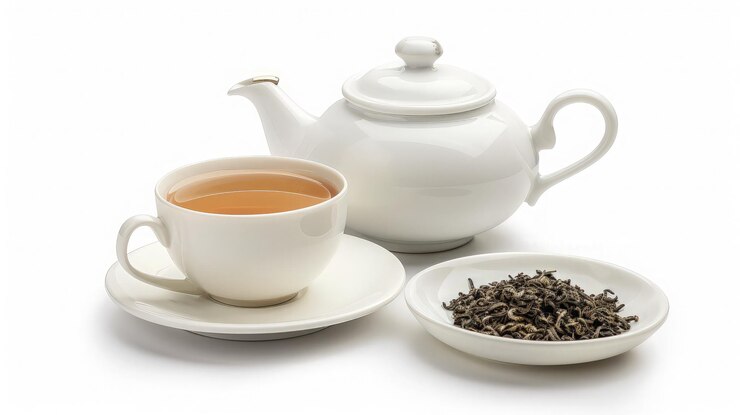 Tejera blanca con taza de té y té de hojas sueltas