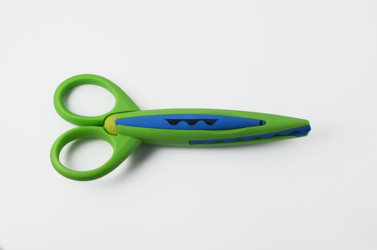 Tejeras de artesanía verdes y azules con el patrón correspondiente impreso en su lado para una rápida identificación