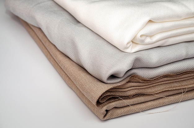 Tejido de algodón apilado en capas Tejido natural para coser ropa y ropa de cama Primer plano