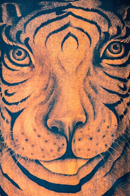 Tejido de algodón de seda indonesio Batik naranja y negro tigre para la venta en exhibición en el mercado