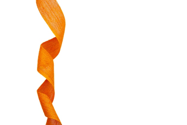 tejido de cinta de yute rizado naranja sobre fondo blanco