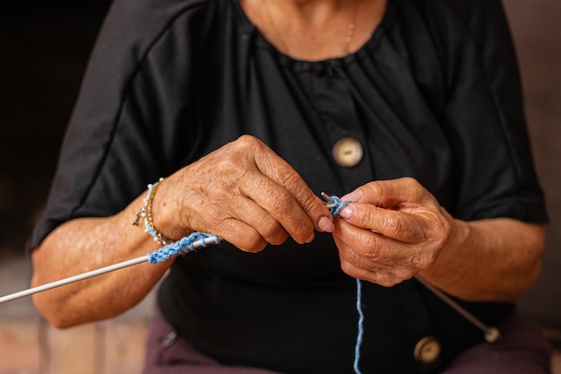 Tejido de cuentos manos de ancianos tejer vidas viaje