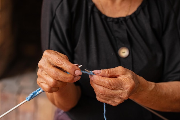 Foto el tejido de la vida el refugio artístico de las mujeres mayores