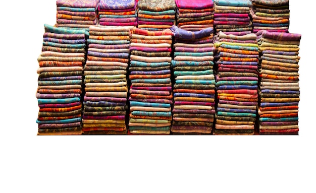 Tejidos y textiles multicolores en el mercado.