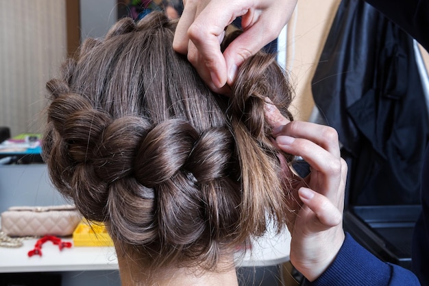 Tejiendo trenzas mujer